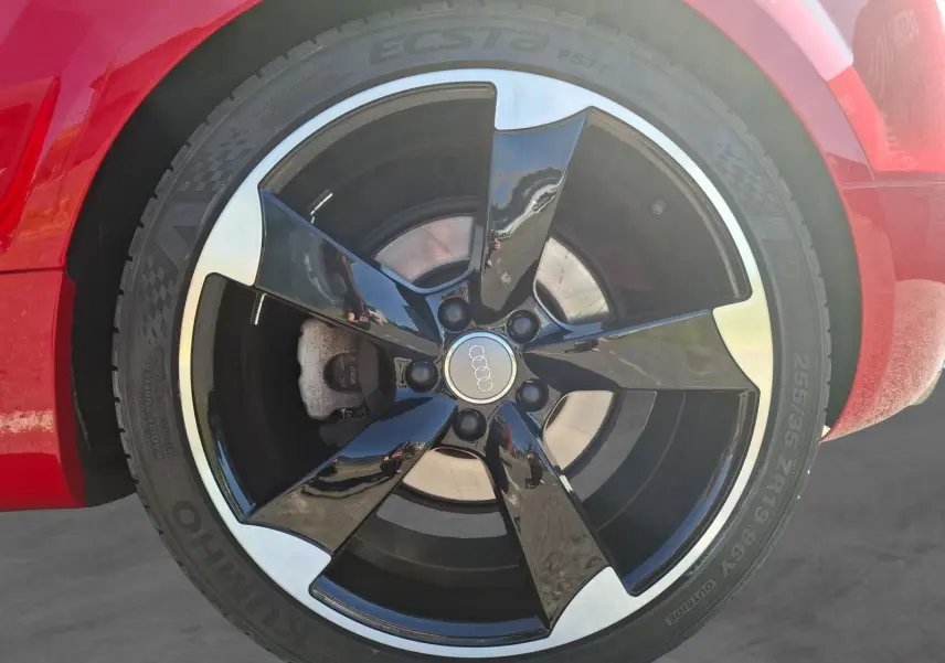 Gros plan sur la jante alliage 19” noire et argentée de l’Audi TT rouge 3.2 V6 Quattro, côté arrière droit.