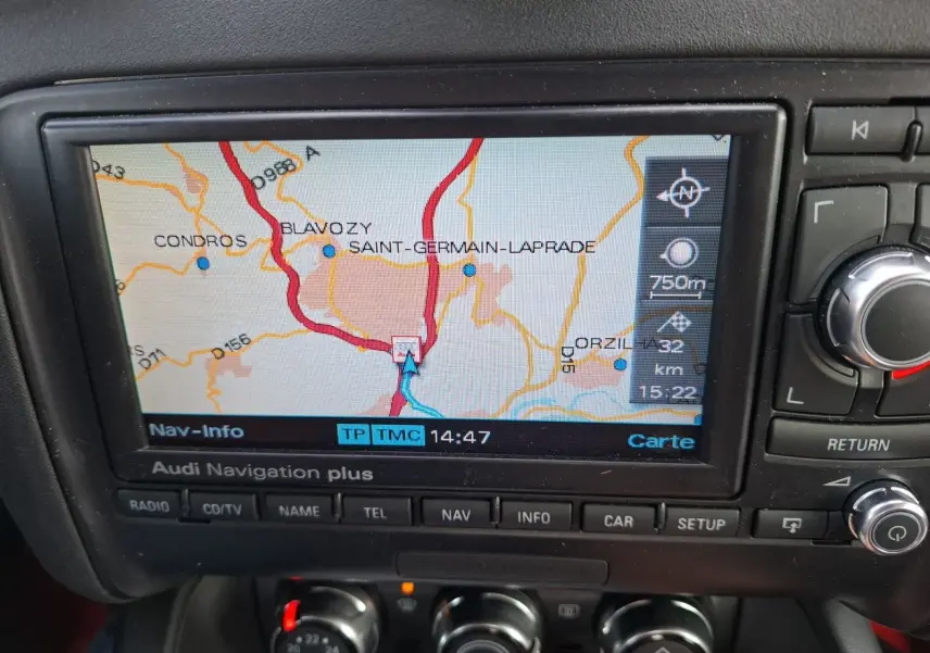 Écran GPS intégré de l'Audi TT 3.2 V6 Quattro 2007, affichant une carte avec commandes autour.
