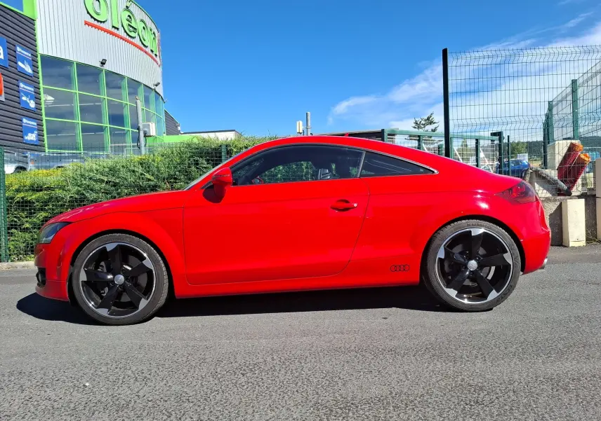 Audi TT 3.2 V6 Quattro rouge vue de profil côté gauche avec jantes alliage noires 19 pouces.