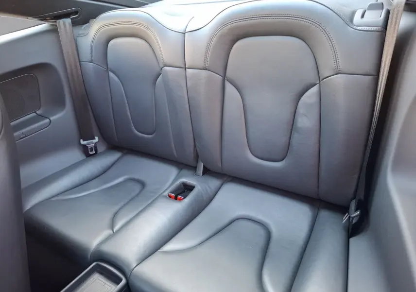 Vue rapprochée des sièges arrière en cuir gris foncé de l'Audi TT 3.2 V6 Quattro 2007, avec ceintures visibles.