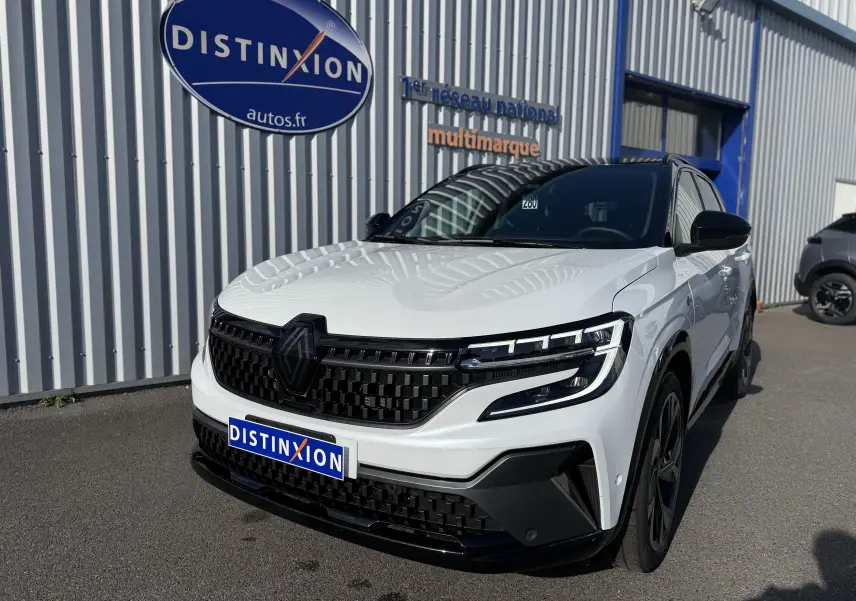 Renault Austral Hybrid blanc nacré avec toit noir, vue 3/4 avant droit, calandre noire et phares LED distinctifs.