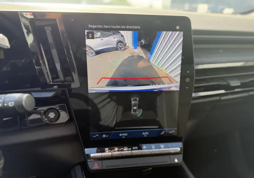 Vue intérieure du tableau de bord du Renault Austral Hybrid avec écran tactile affichant la caméra de recul en marche.