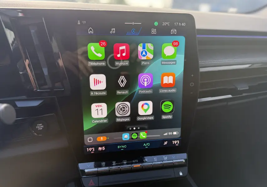 Vue rapprochée de l’écran tactile central du Renault Austral 2025, affichant l’interface Apple CarPlay colorée.