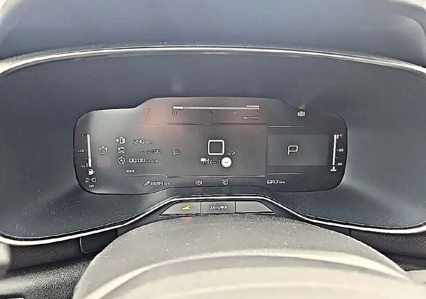 Vue rapprochée du tableau de bord numérique du Citroën C5 Aircross gris, affichant les compteurs et indicateurs.
