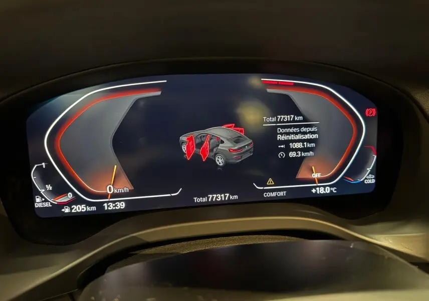 Tableau de bord numérique du BMW X4 XDrive 20d 2020 affichant l'ouverture des portes et les données de conduite.