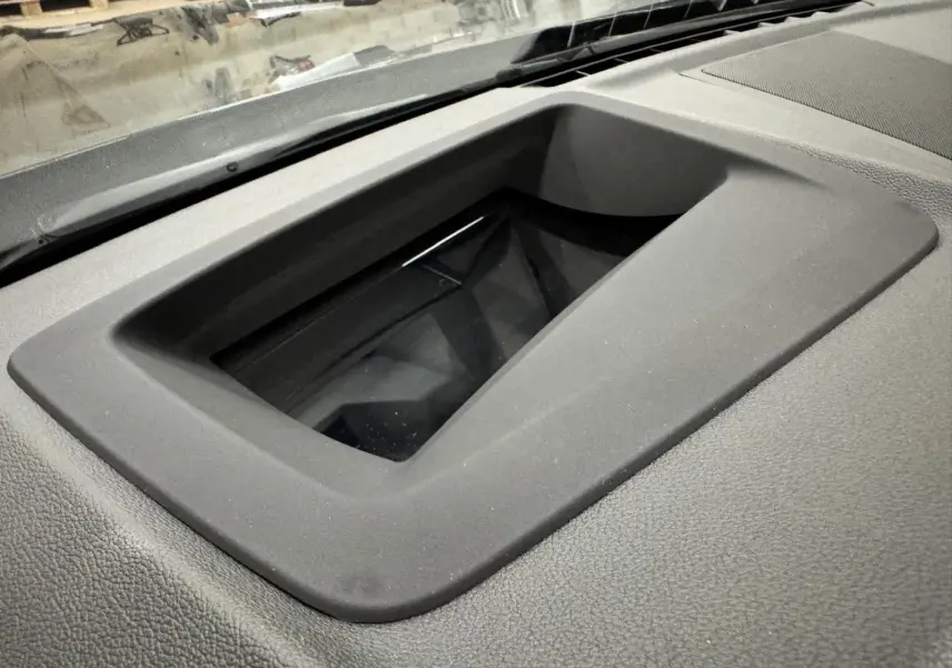 Gros plan sur le tableau de bord noir du BMW X4 XDrive 20d 2020, mettant en valeur l'écran encastré.