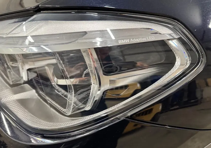 Gros plan sur le phare avant droit BMW Adaptive LED d’un BMW X4 XDrive 20d 2020 en Carbonschwarz.