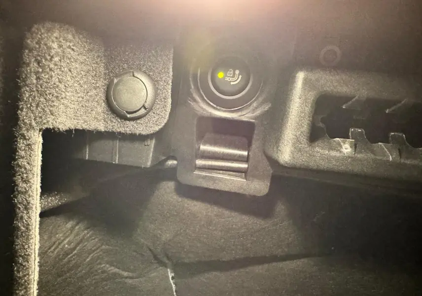 Détail intérieur montrant une prise 12V avec témoin lumineux dans un BMW X4 Carbonschwarz 2020.