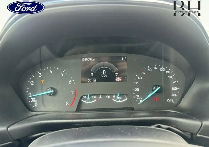 Tableau de bord du Ford Puma 2023 avec compteur digital, compte-tours, vitesse et jauges, affichage clair et moderne.