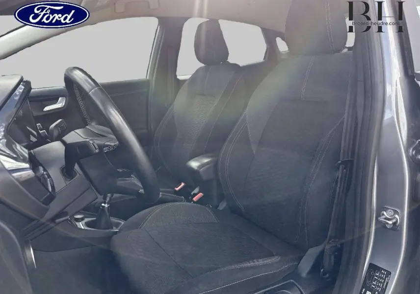 Intérieur de la Ford Puma 2023 gris Solar, vue côté conducteur avec sièges tissu et volant multifonction.