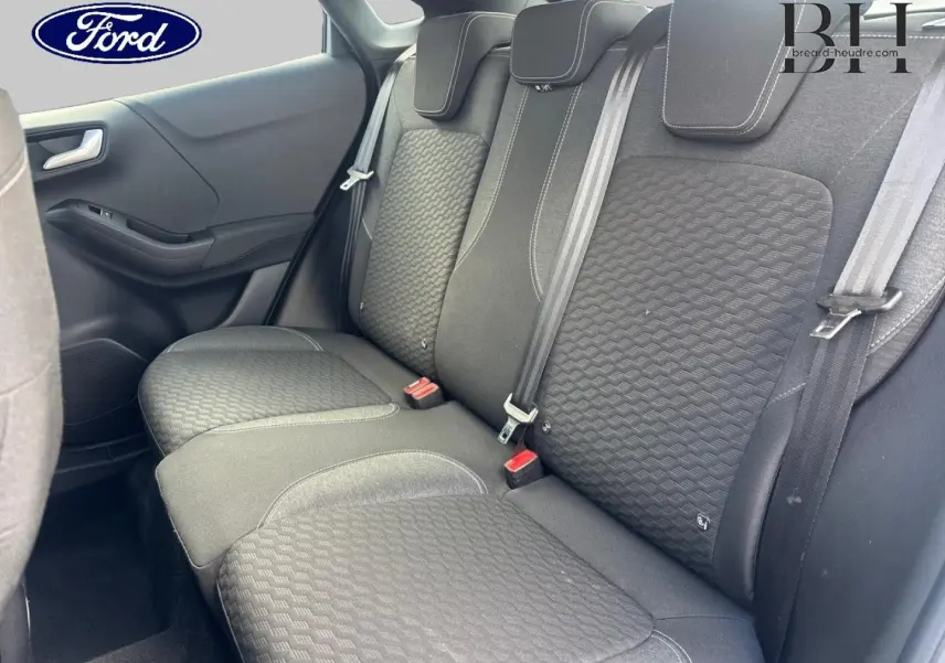 Vue intérieure côté arrière droit du Ford Puma 2023, montrant la banquette noire avec ceinture et appuie-têtes intégrés.
