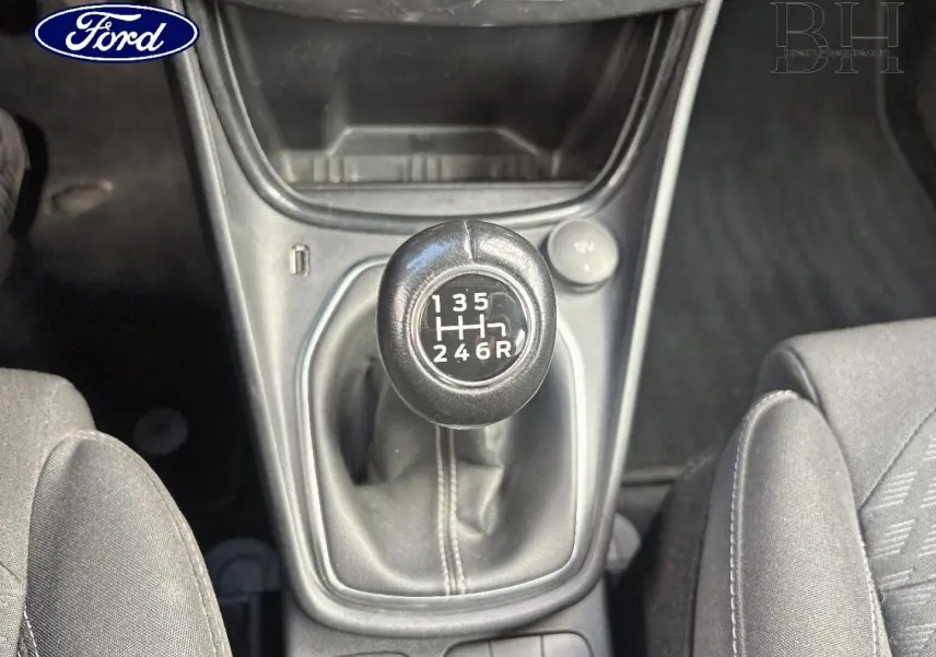 Vue rapprochée de la boîte manuelle noire et du levier de vitesses dans l'habitacle gris du Ford Puma 2023.