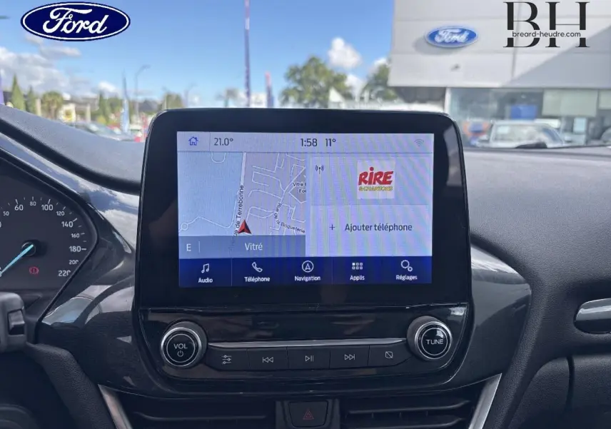 Vue rapprochée de l’écran tactile central du Ford Puma 2023 avec navigation affichée et commandes audio intégrées.