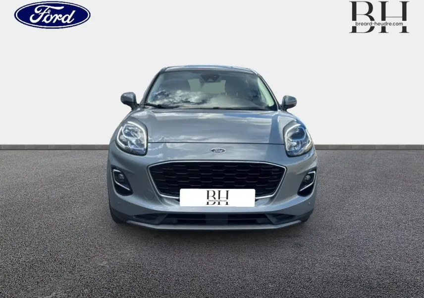 Vue frontale d'un Ford Puma 2023 gris Solar métallisé avec calandre noire et phares LED distinctifs.