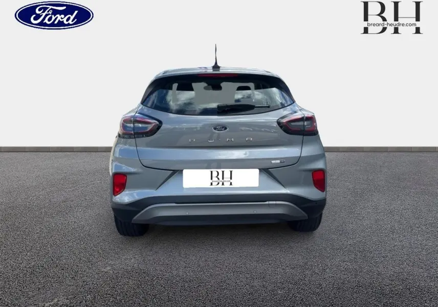 Vue arrière d'une Ford Puma 2023 gris Solar métallisé avec feux LED et becquet arrière visible.