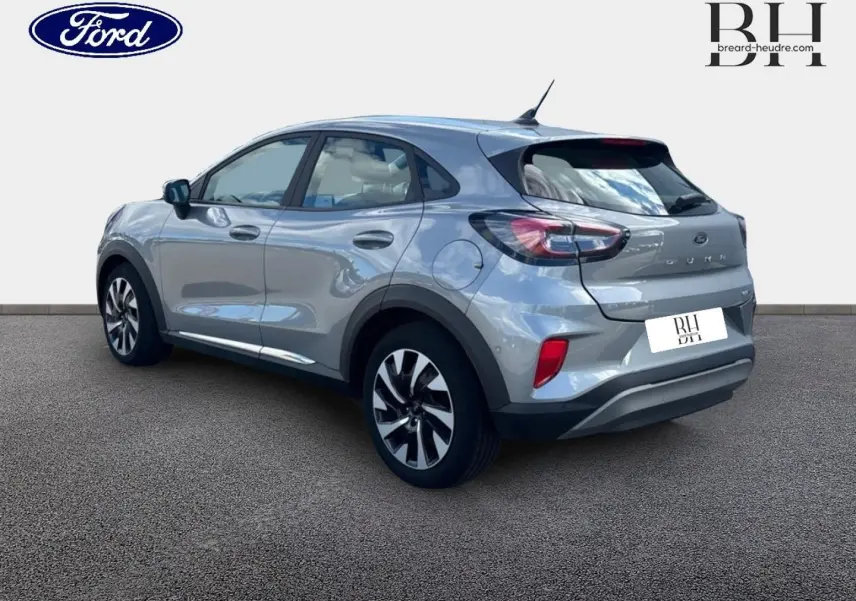 Vue 3/4 arrière droite du Ford Puma 2023 gris Solar métallisé avec jantes alliage et feux arrière LED distinctifs.