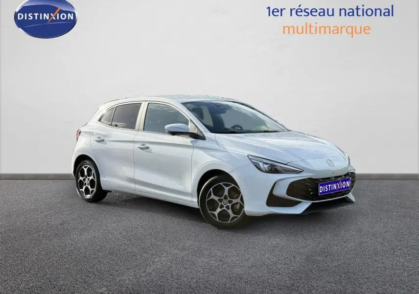 Vue 3/4 avant droite d'une MG3 blanche 2025 avec jantes alu et calandre noire distinctive.