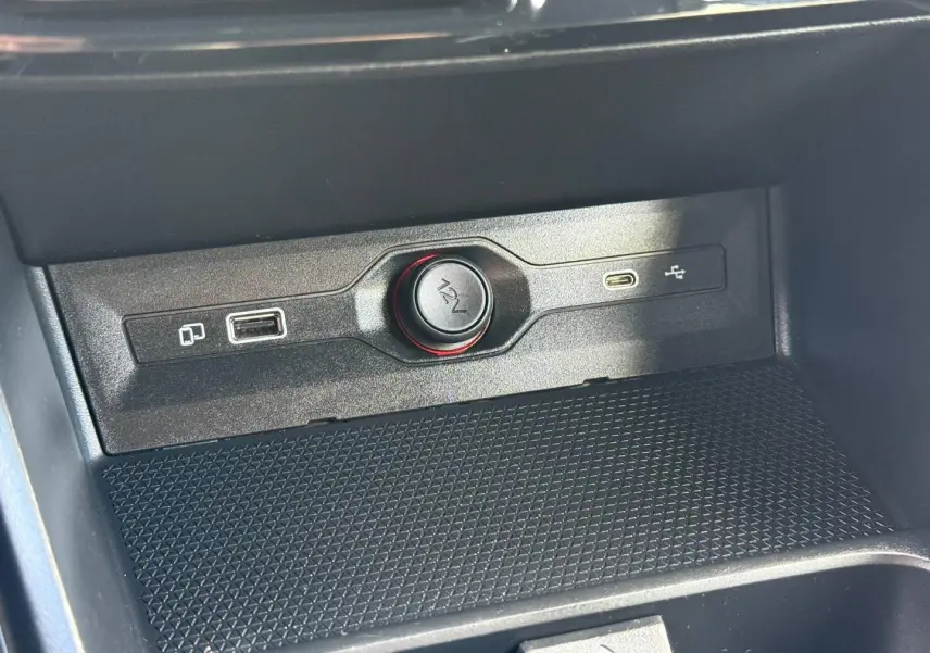 Gros plan sur la prise 12V et ports USB dans la console centrale noire du MG3 1.5 Hybrid+ 2025.