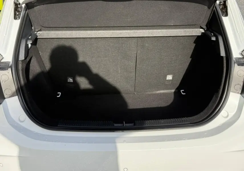 Coffre ouvert vu de face d'une MG3 blanche 2025, montrant l'espace de rangement intérieur noir.