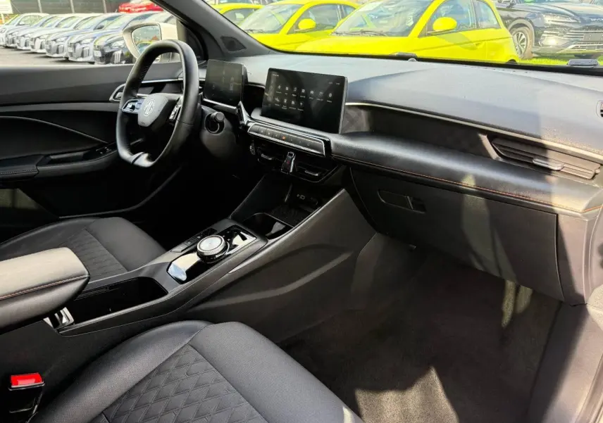 Intérieur noir du MG3 1.5 Hybrid+ 195ch Luxury vu côté passager avec tableau de bord moderne et écran tactile.