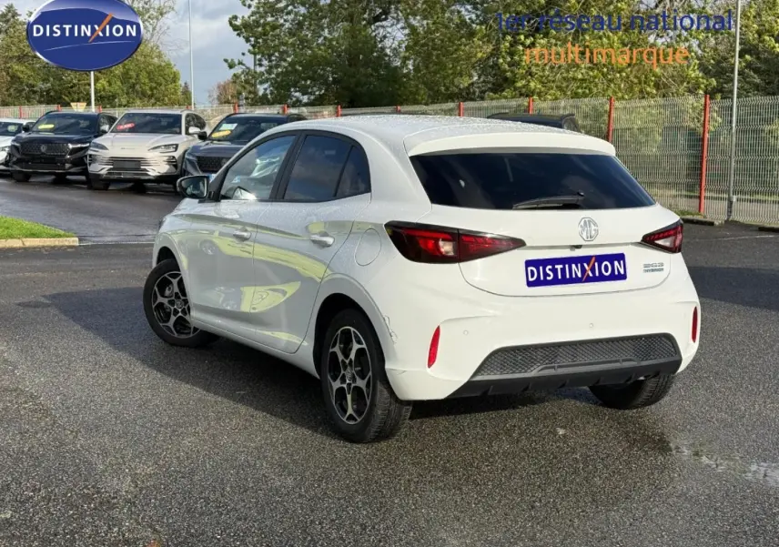 Vue 3/4 arrière droite d'une MG3 blanche 2025 avec vitres arrière surteintées et jantes alu distinctives.