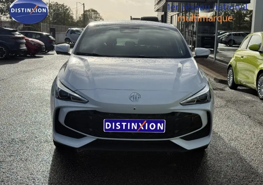Vue frontale d'une MG3 1.5 Hybrid+ 195ch Luxury blanche avec calandre noire et phares LED fins.