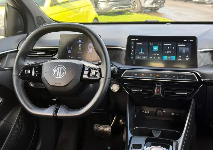 Vue intérieure frontale du tableau de bord noir du MG3 1.5 Hybrid+ 195ch Luxury avec écran tactile et volant multifonction.