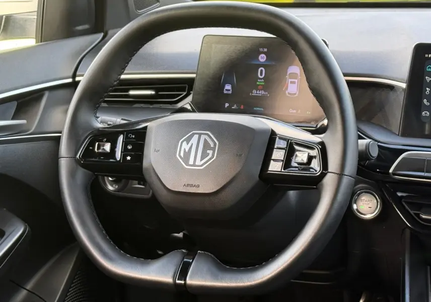 Vue rapprochée du volant cuir noir multifonction MG d'une MG3 1.5 Hybrid+ 195ch Luxury avec écran numérique derrière.