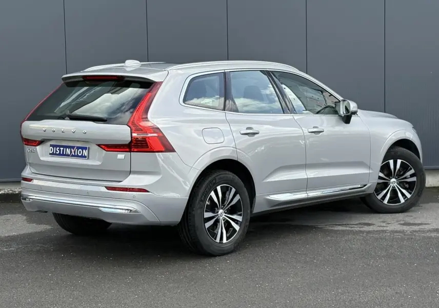 Vue 3/4 arrière droite d'un Volvo XC60 gris silver avec jantes alliage et feux arrière LED distinctifs.
