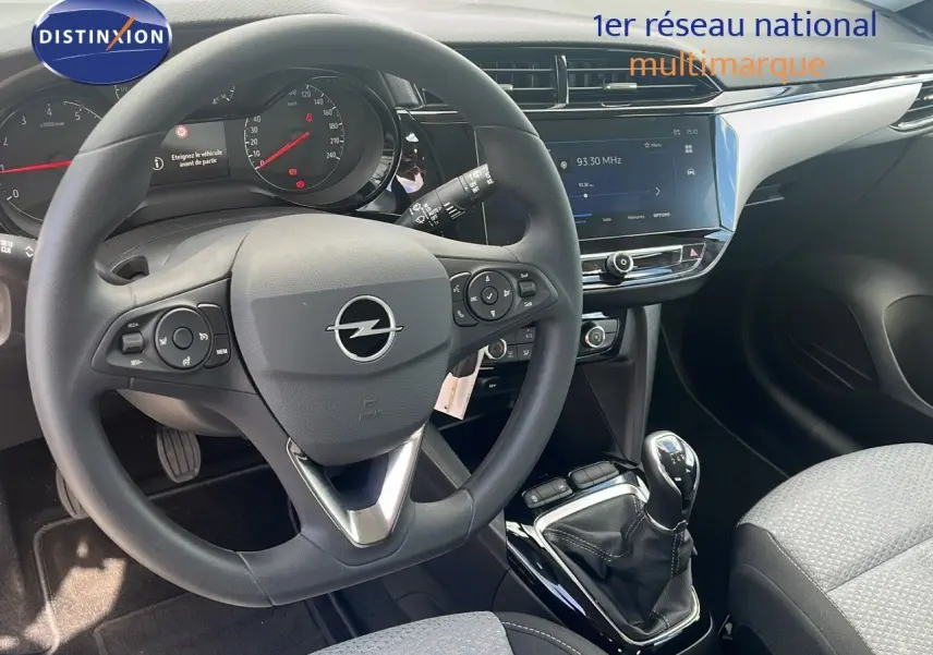 Intérieur de l'Opel Corsa gris Kristal Metal, vue sur le volant, tableau de bord et levier de vitesses manuel.