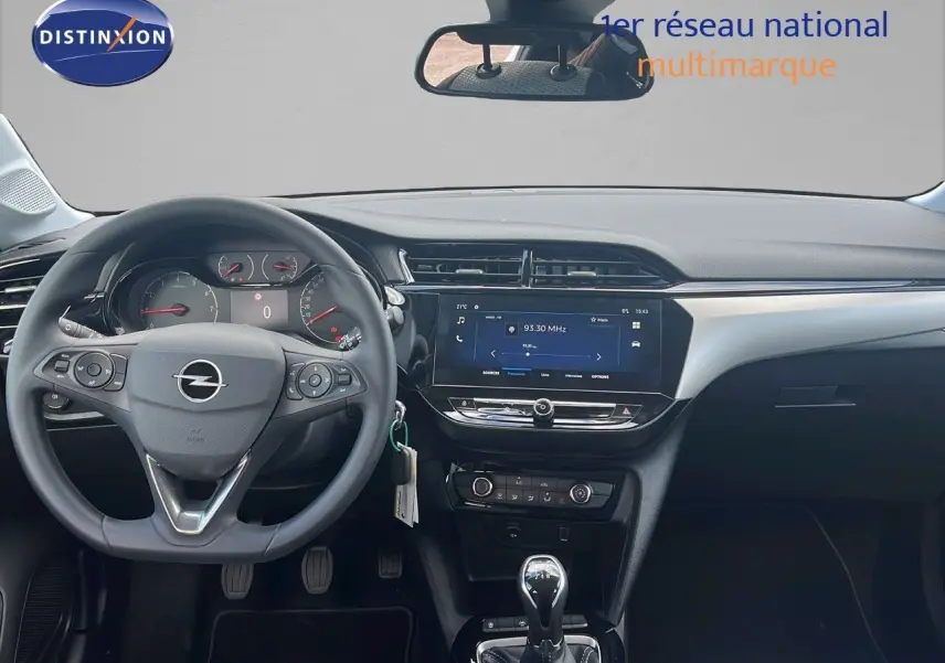 Vue intérieure du tableau de bord et volant d'une Opel Corsa gris kristal métal 2025 avec boîte manuelle et écran tactile central.