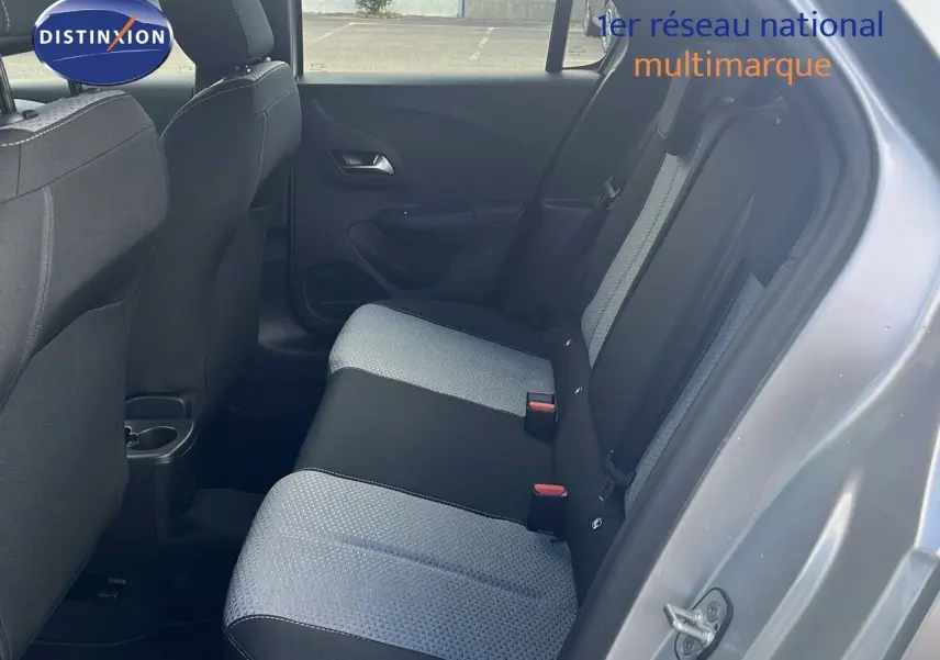 Vue côté droit de l'habitacle arrière de l'Opel Corsa 2025 gris Kristal Metal avec sièges bi-ton tissu gris et noir.
