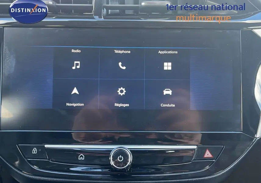 Écran tactile central affichant les options radio, téléphone, navigation et conduite dans l'Opel Corsa 2025.