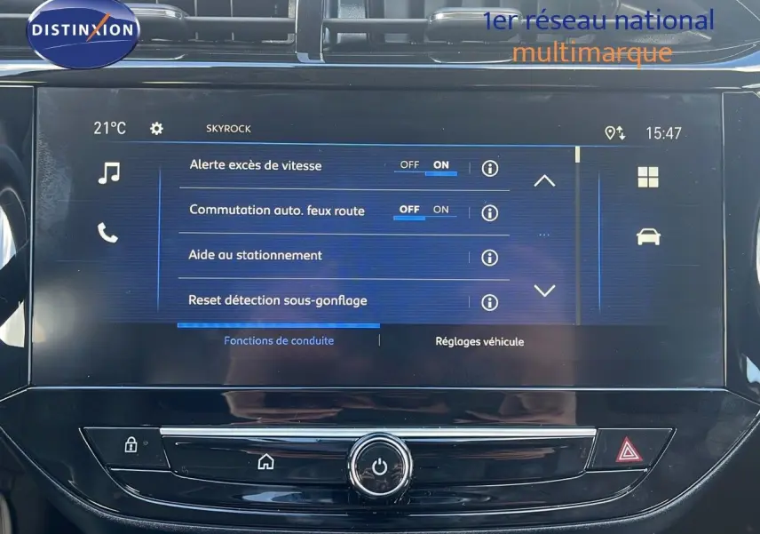 Écran tactile central de l'Opel Corsa 2025 affichant les réglages d'aide à la conduite et alertes de sécurité.