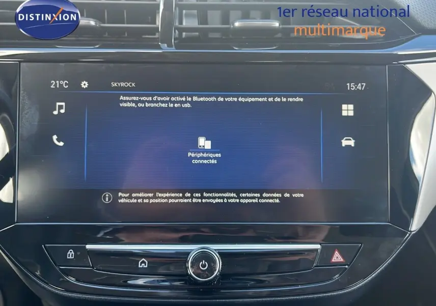 Écran tactile central allumé de l'Opel Corsa gris Kristal Metal, vue rapprochée de la console multimédia intérieure.