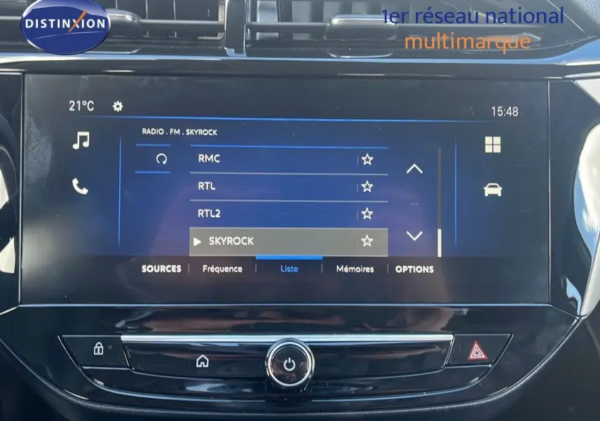 Écran tactile central de l'Opel Corsa gris kristal métal 2025 affichant la radio FM sur Skyrock.
