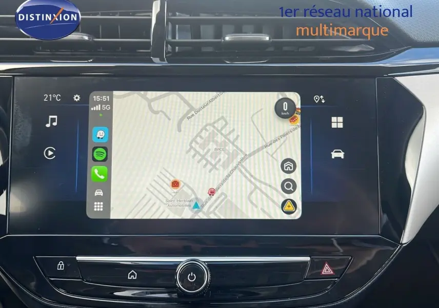Écran tactile central avec navigation GPS dans l'habitacle d'une Opel Corsa gris Kristal Metal 2025.