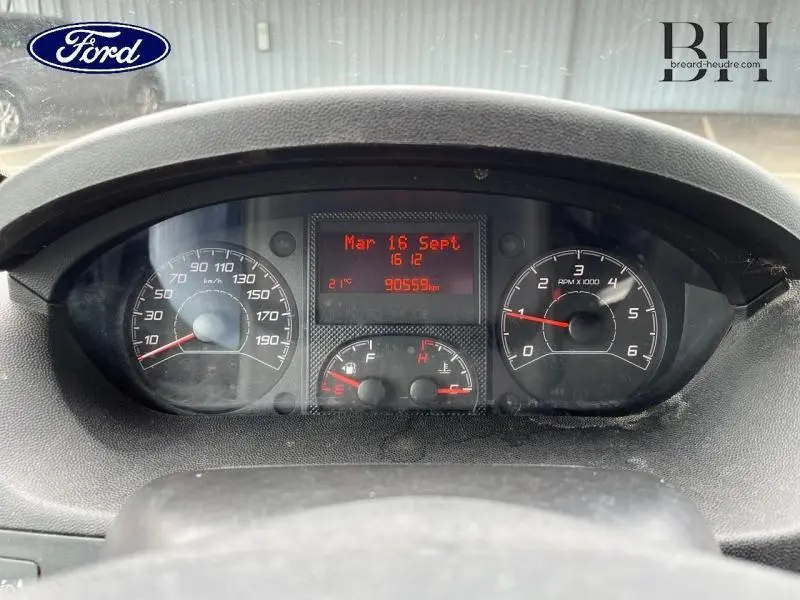 Vue rapprochée du tableau de bord du Citroën Jumper blanc, affichant compteur et écran multifonction rouge.