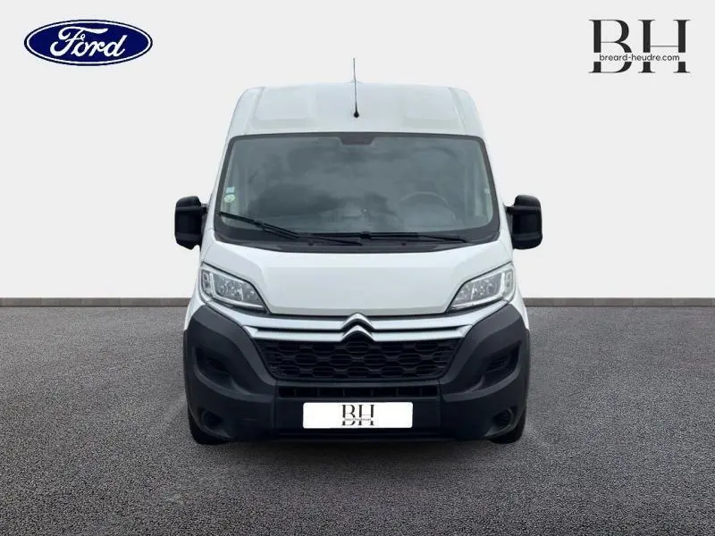 Vue frontale d'un Citroën Jumper FGN blanc Banquise avec calandre noire et logo double chevron visible.