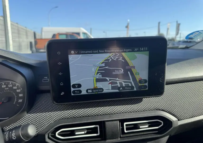Vue intérieure du tableau de bord du Dacia Jogger 2025, écran tactile de navigation en gros plan.