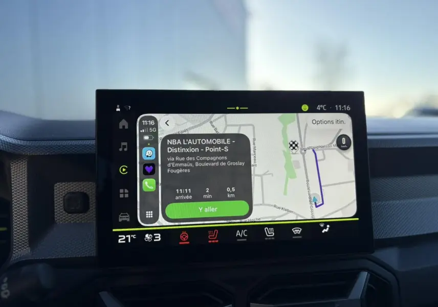 Écran tactile central du tableau de bord du Dacia Duster 2025 affichant la navigation connectée.