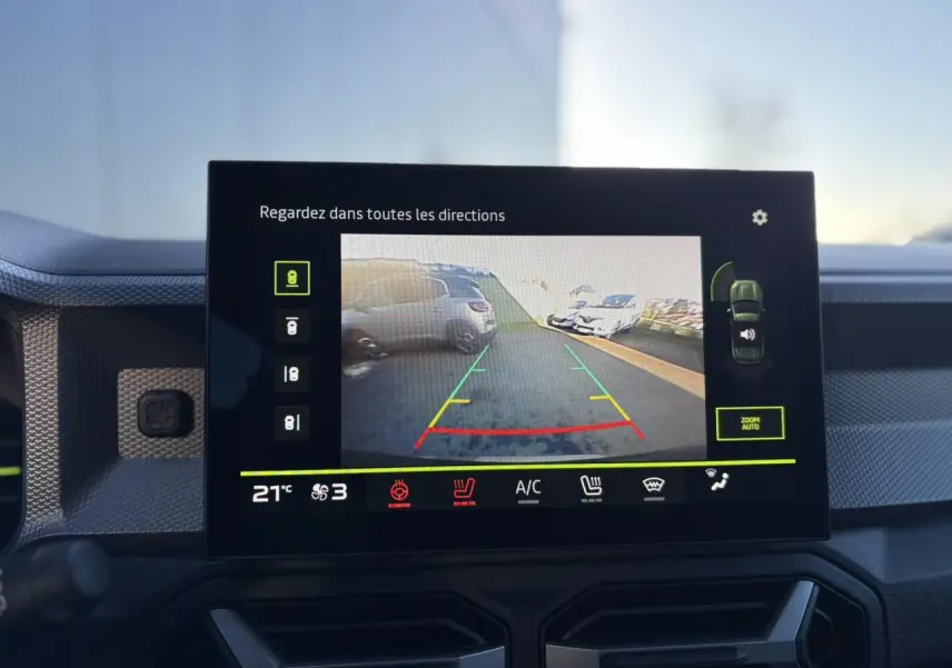 Écran tactile central affichant la caméra 360° du Dacia Duster noir nacré, vue arrière en stationnement.