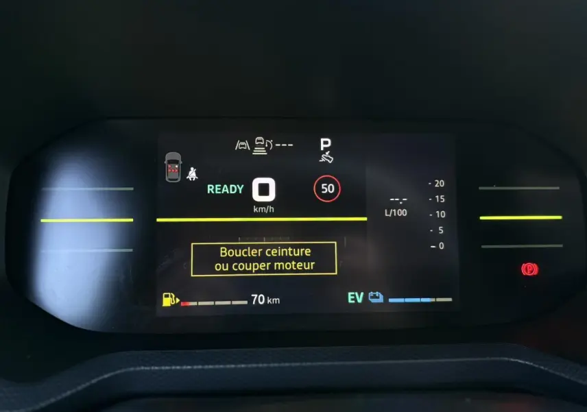Tableau de bord digital du Dacia Duster 2025 affichant la vitesse à 0 km/h et un message de sécurité ceinture.