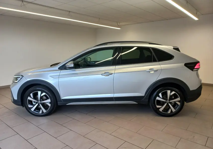 Profil côté gauche du Volkswagen Taigo 2025 en peinture métallisée Reflet d'argent avec jantes alliage Aberdeen 17 pouces.