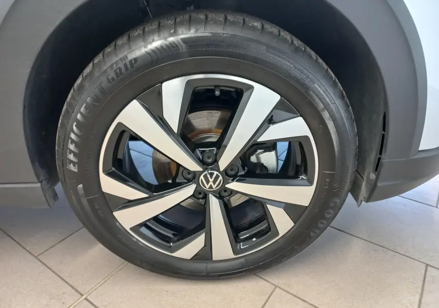 Gros plan sur la jante alliage 17 pouces bicolore du Volkswagen Taigo 2025 couleur Reflet d'argent.