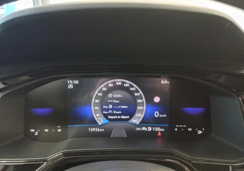 Tableau de bord numérique du Volkswagen Taigo 2025 affichant la vitesse à 0 km/h et la température extérieure à 8°C.