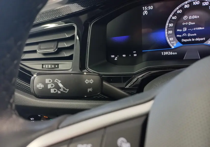 Gros plan sur le combiné d'instruments et la commande de clignotants du Volkswagen Taigo 2025 en intérieur noir.