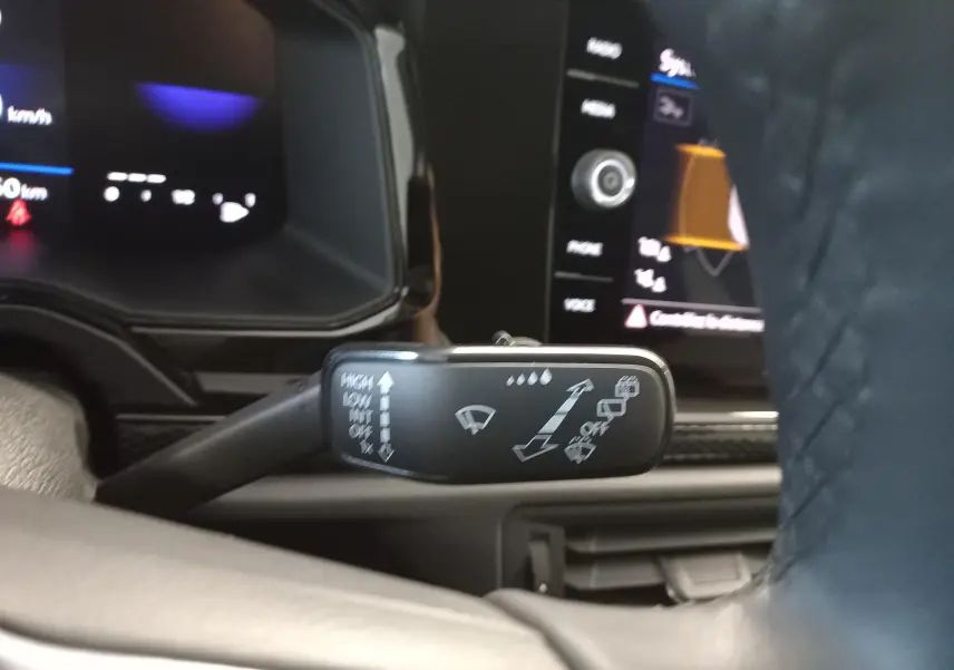 Gros plan sur la commande d’essuie-glace côté gauche du Volkswagen Taigo 2025 couleur Reflet d’Argent, intérieur noir.