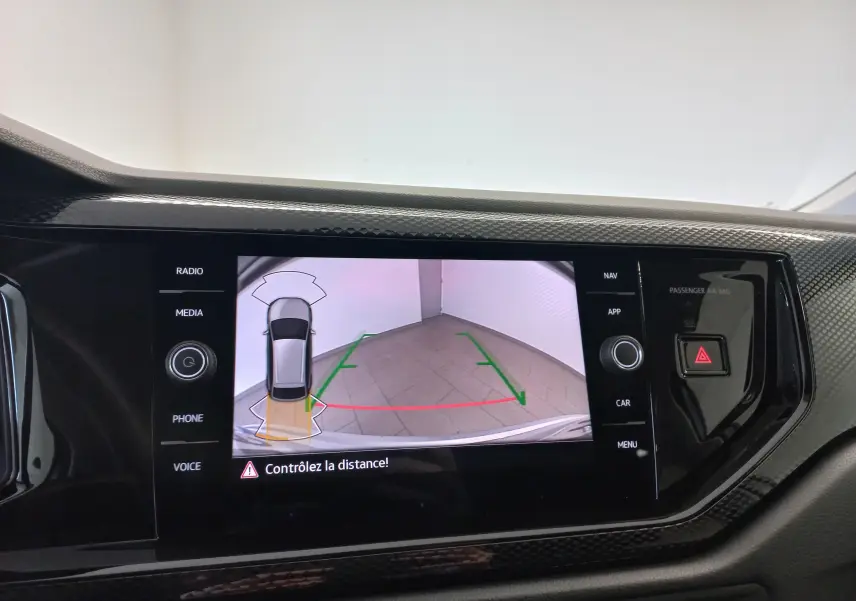 Vue intérieure du tableau de bord du Volkswagen Taigo 2025, écran de caméra de recul avec guidage de trajectoire.