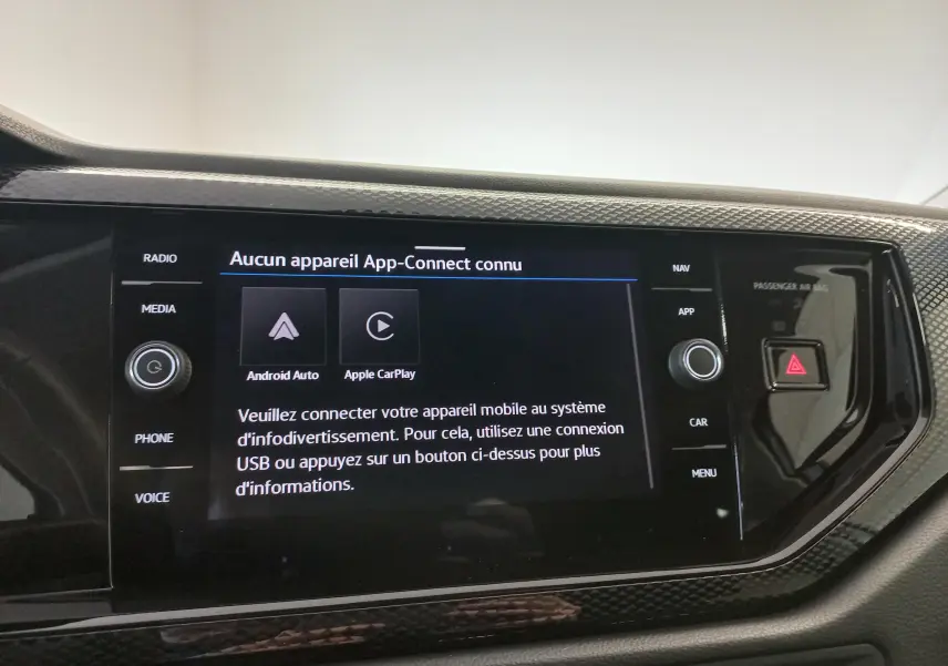 Écran tactile central du Volkswagen Taigo 2025 affichant la connexion App-Connect, entouré de commandes multimédia.